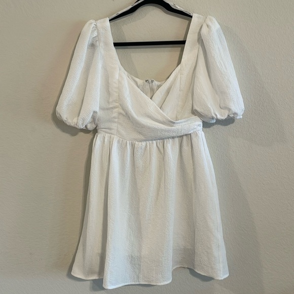 Lulu’s Women’s Mini Dress Medium White Little Bit In Love Surplice Puff Sleeve - Picture 5 of 17